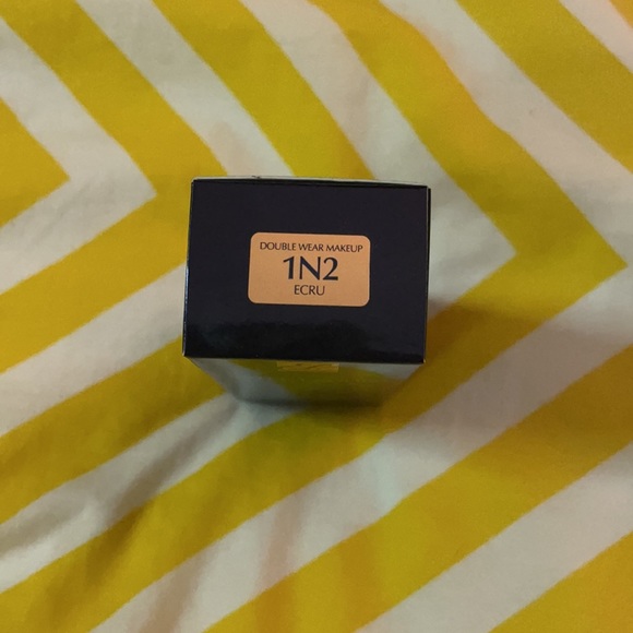 Estēe Lauder - Double Wear SPF10 - Picture 2 of 5